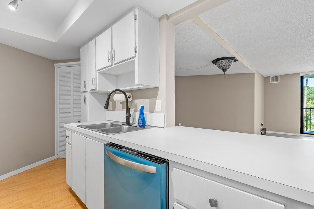 For Sale: $249,000 (1 beds, 1 baths, 1032 Square Feet)
