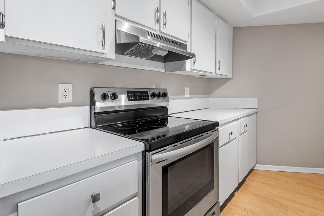 For Sale: $249,000 (1 beds, 1 baths, 1032 Square Feet)