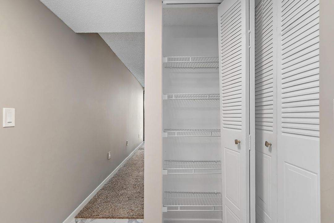 For Sale: $249,000 (1 beds, 1 baths, 1032 Square Feet)