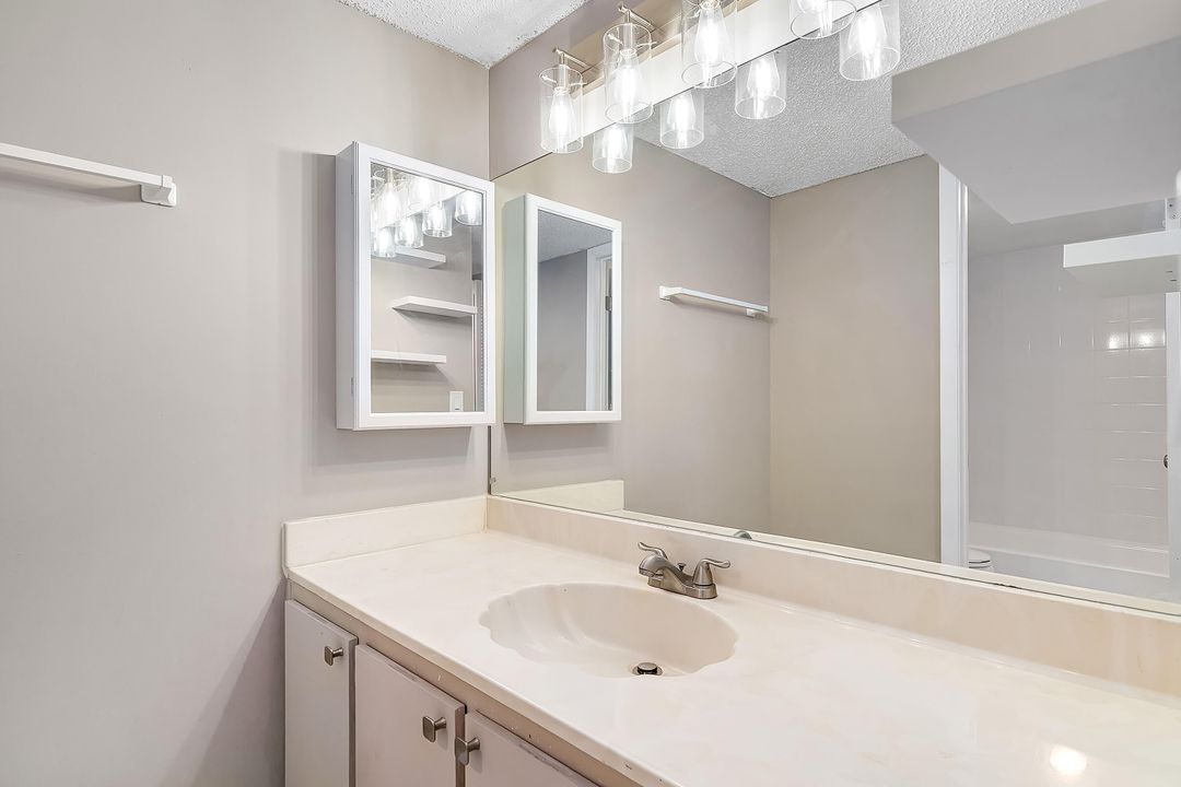 For Sale: $249,000 (1 beds, 1 baths, 1032 Square Feet)