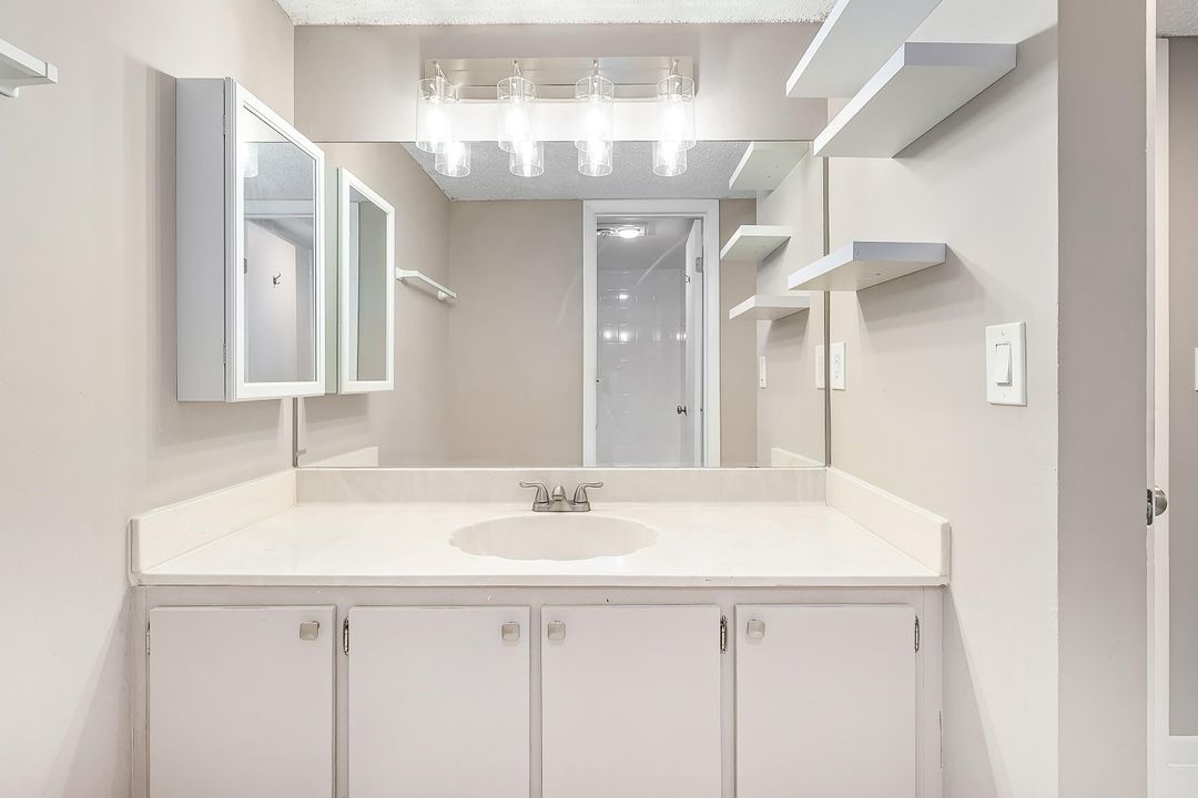 For Sale: $249,000 (1 beds, 1 baths, 1032 Square Feet)