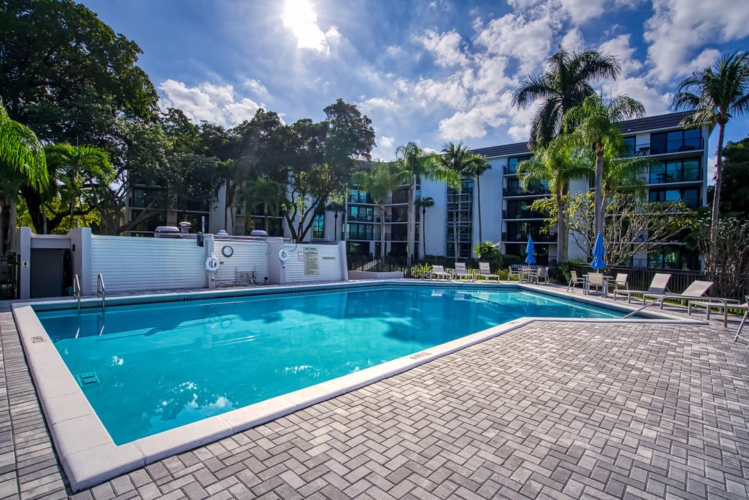 For Sale: $249,000 (1 beds, 1 baths, 1032 Square Feet)