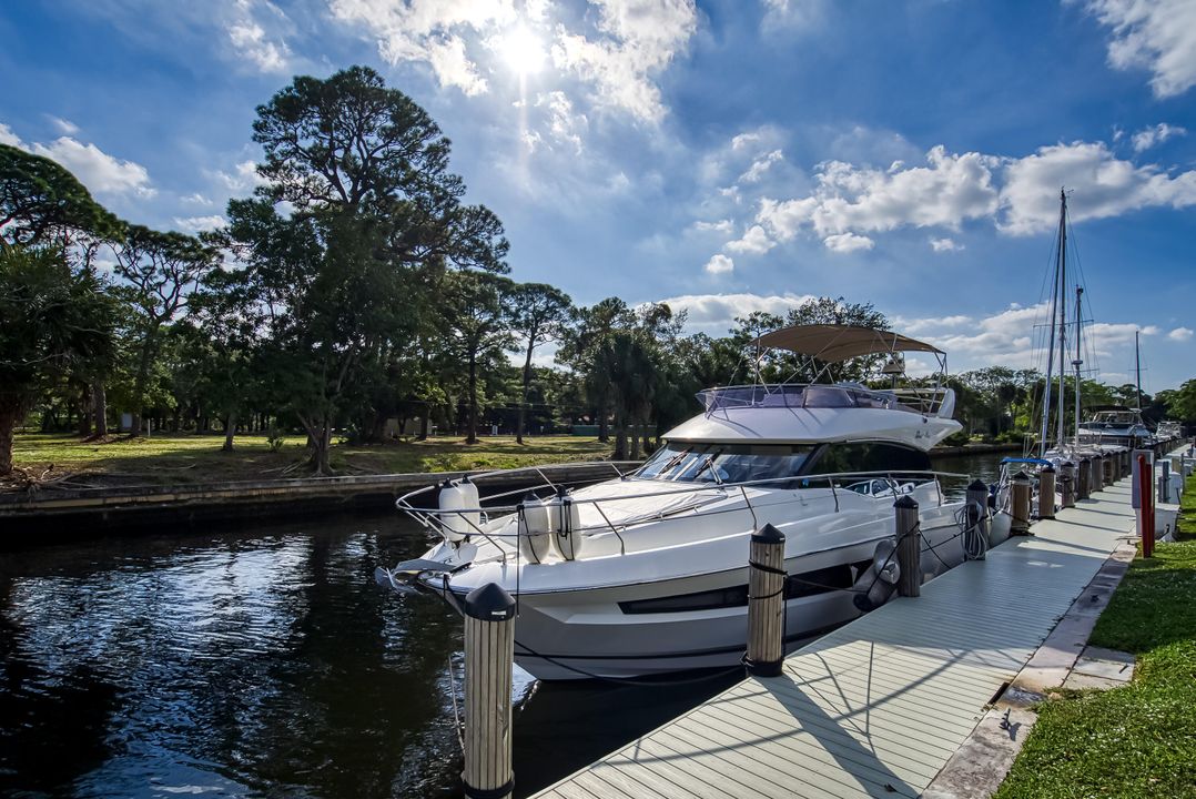 For Sale: $249,000 (1 beds, 1 baths, 1032 Square Feet)