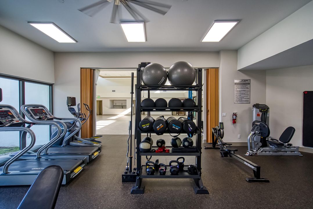 For Sale: $249,000 (1 beds, 1 baths, 1032 Square Feet)