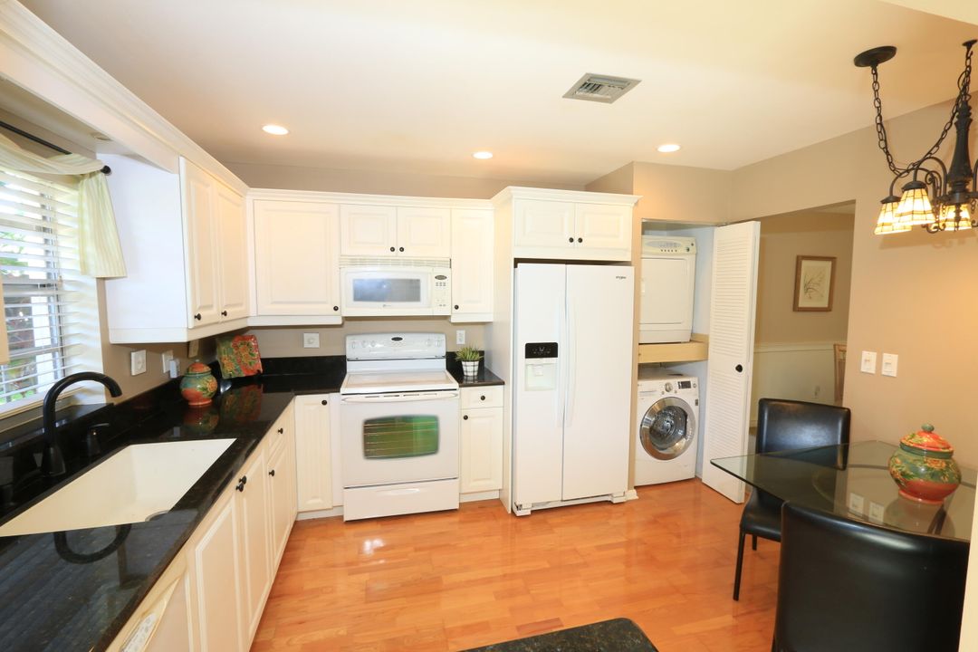 Под контрактом: $127,500 (2 спален, 2 ванн, 1280 Квадратных фут)