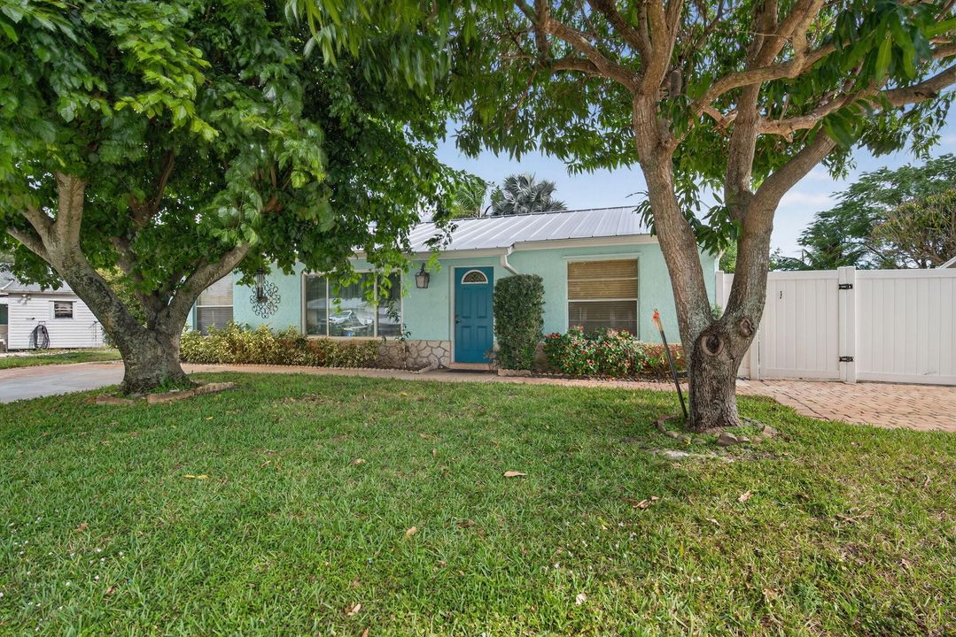 Active With Contract: $450,000 (3 beds, 2 baths, 1298 Square Feet)