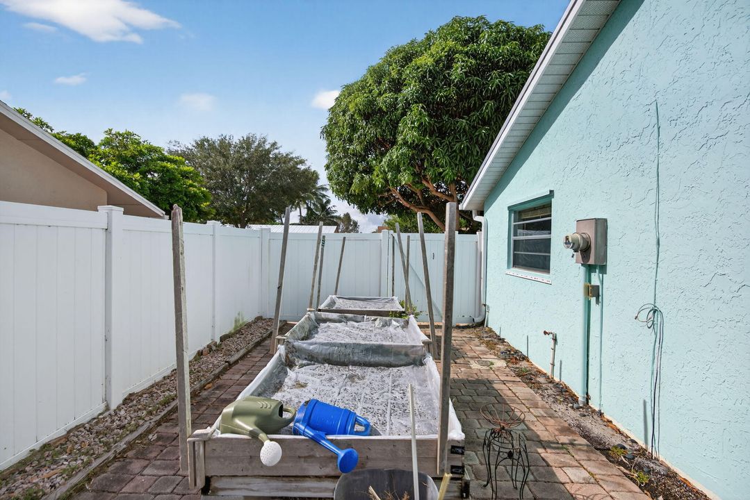 Active With Contract: $450,000 (3 beds, 2 baths, 1298 Square Feet)