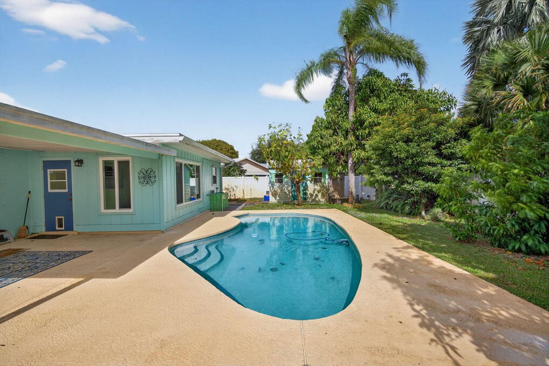 Active With Contract: $450,000 (3 beds, 2 baths, 1298 Square Feet)