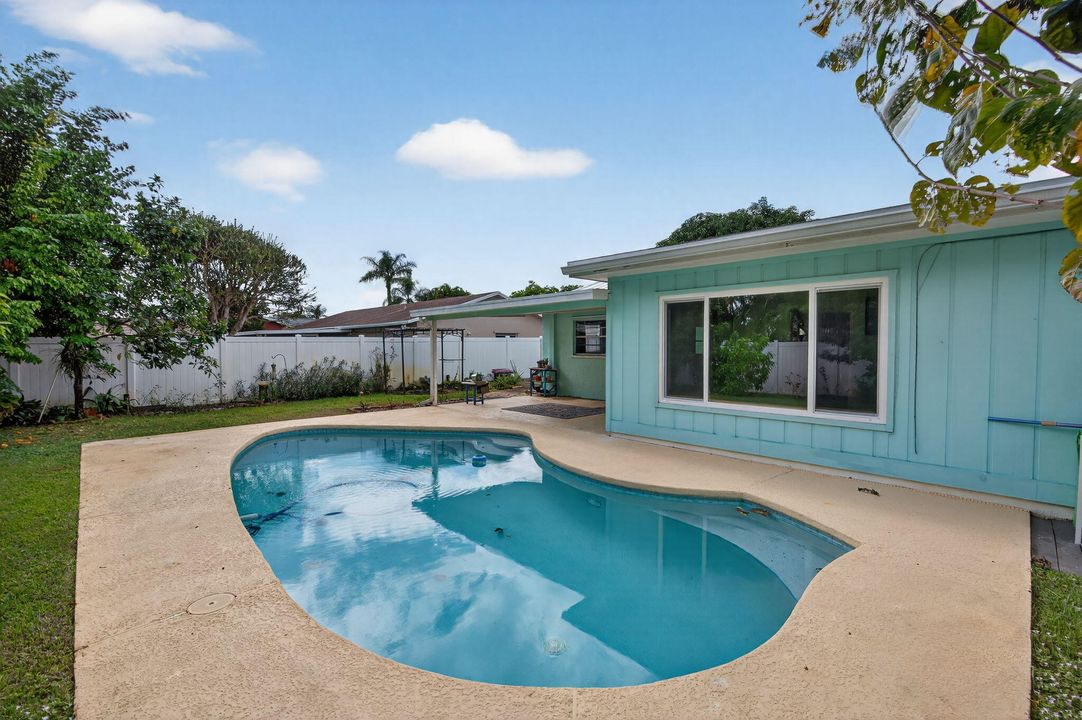 Active With Contract: $450,000 (3 beds, 2 baths, 1298 Square Feet)