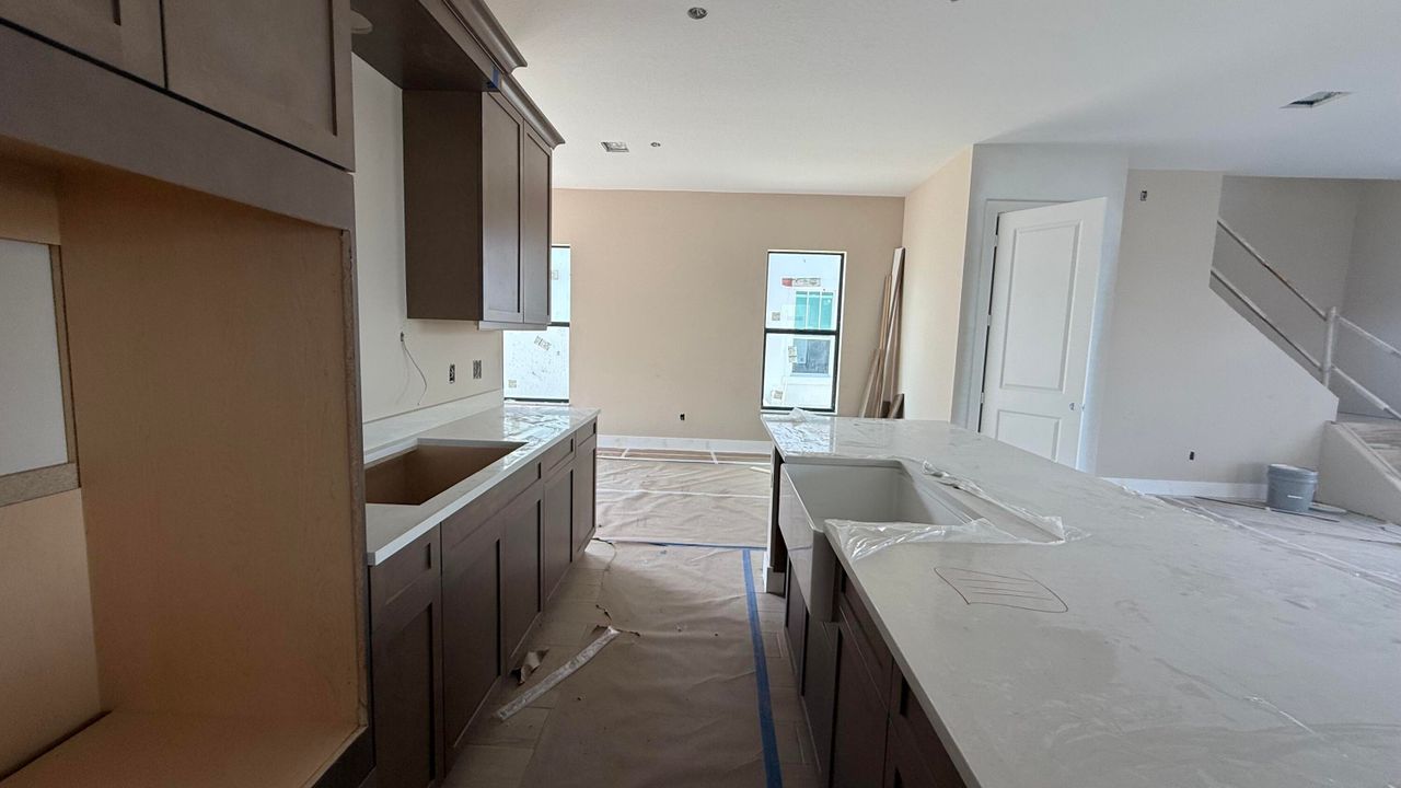 出租: $6,000 (3 贝兹, 2 浴室, 2555 平方英尺)