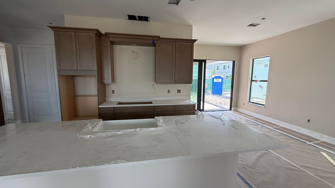 出租: $6,000 (3 贝兹, 2 浴室, 2555 平方英尺)