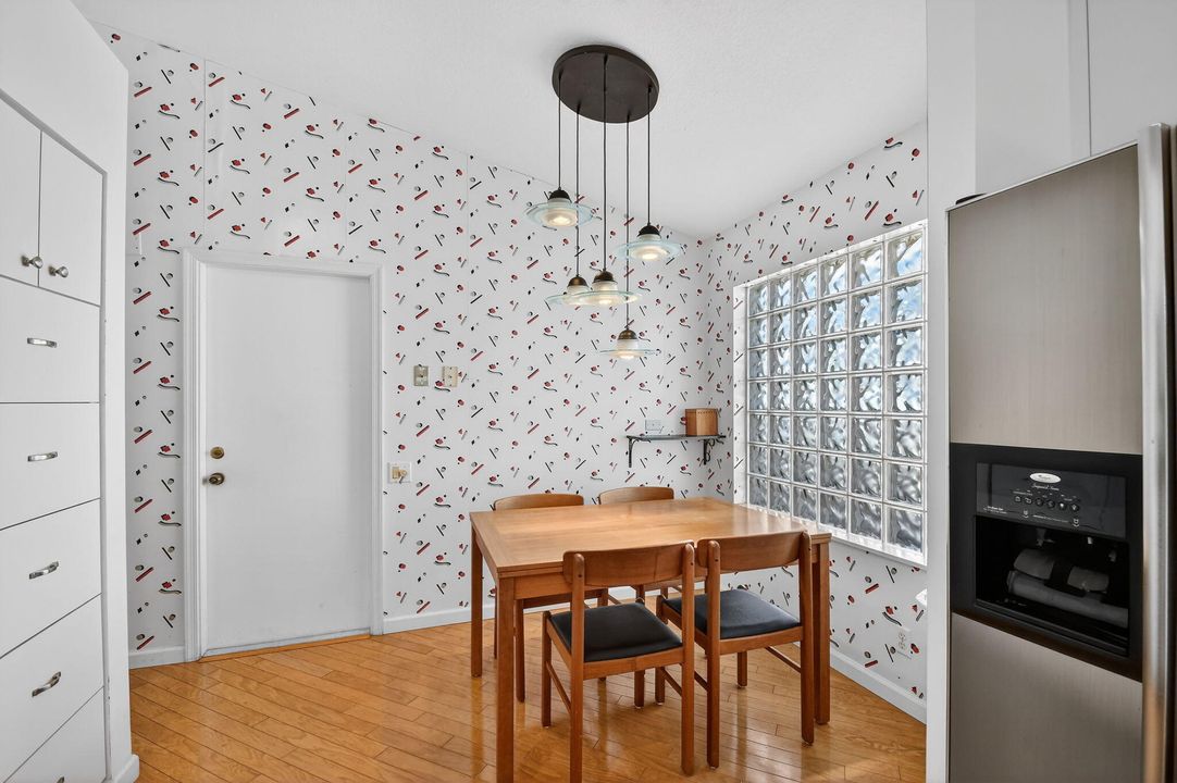 На продажу: $409,900 (3 спален, 2 ванн, 1938 Квадратных фут)