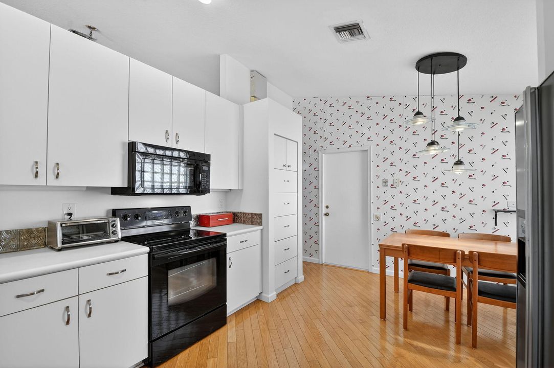 На продажу: $409,900 (3 спален, 2 ванн, 1938 Квадратных фут)