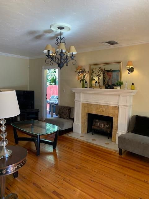 待售: $1,650,000 (3 贝兹, 2 浴室, 1571 平方英尺)