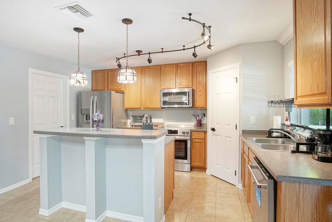 En Venta: $570,000 (4 camas, 2 baños, 3025 Pies cuadrados)