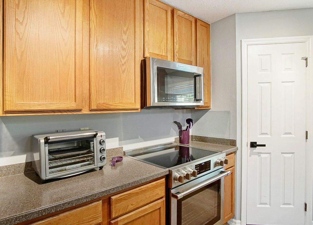 En Venta: $570,000 (4 camas, 2 baños, 3025 Pies cuadrados)