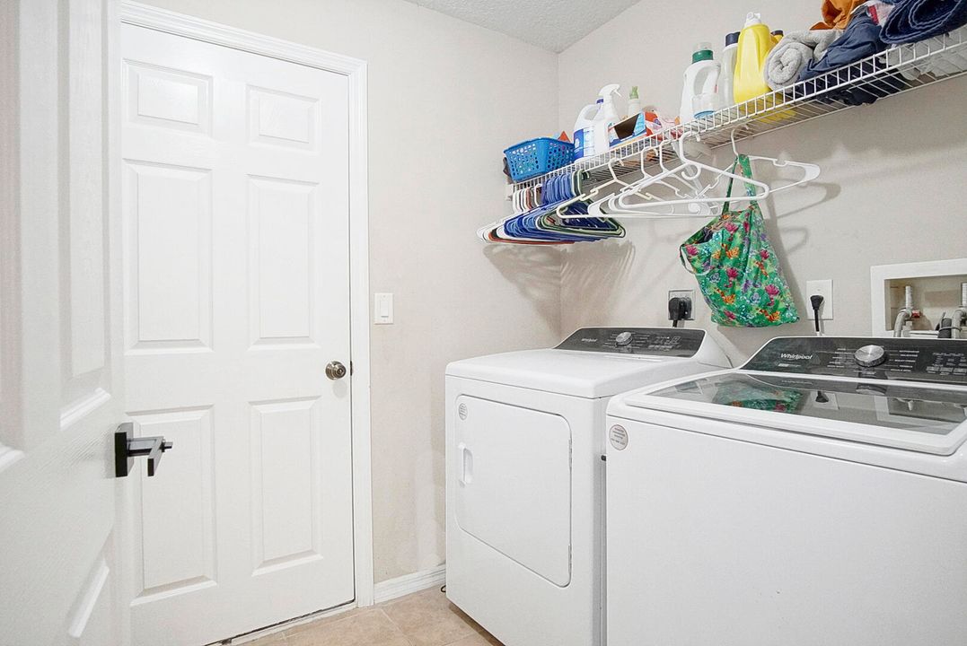 En Venta: $570,000 (4 camas, 2 baños, 3025 Pies cuadrados)