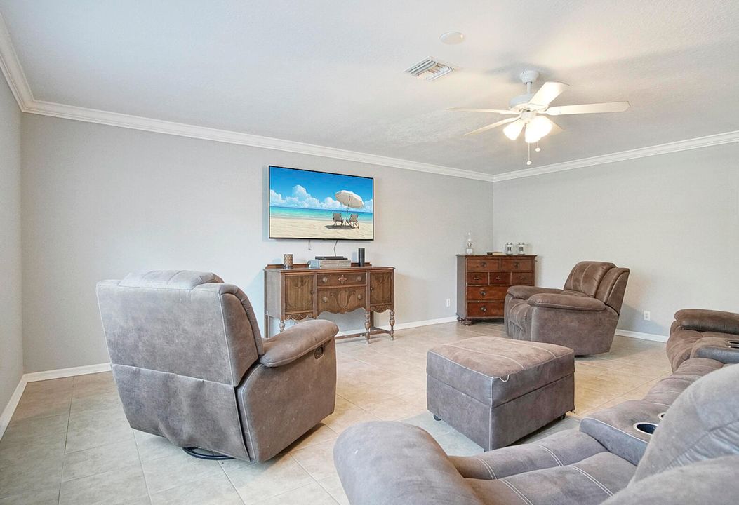 En Venta: $570,000 (4 camas, 2 baños, 3025 Pies cuadrados)