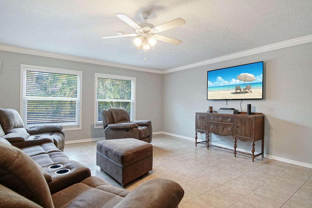 En Venta: $570,000 (4 camas, 2 baños, 3025 Pies cuadrados)