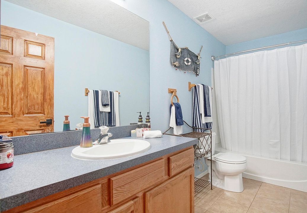 En Venta: $570,000 (4 camas, 2 baños, 3025 Pies cuadrados)