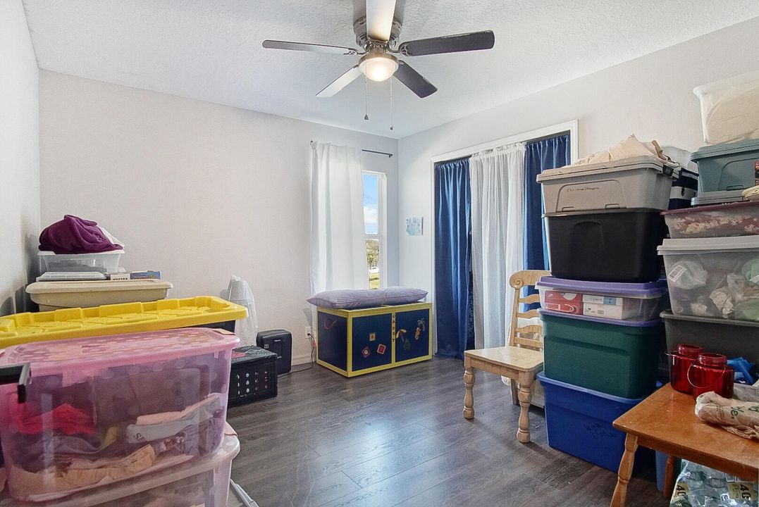 En Venta: $570,000 (4 camas, 2 baños, 3025 Pies cuadrados)