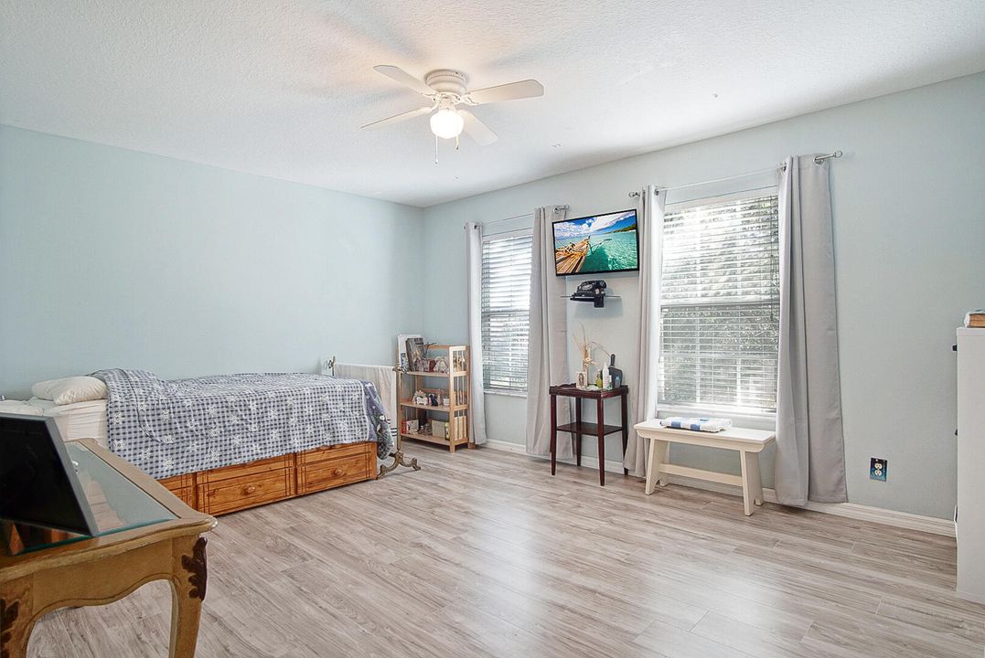 En Venta: $570,000 (4 camas, 2 baños, 3025 Pies cuadrados)