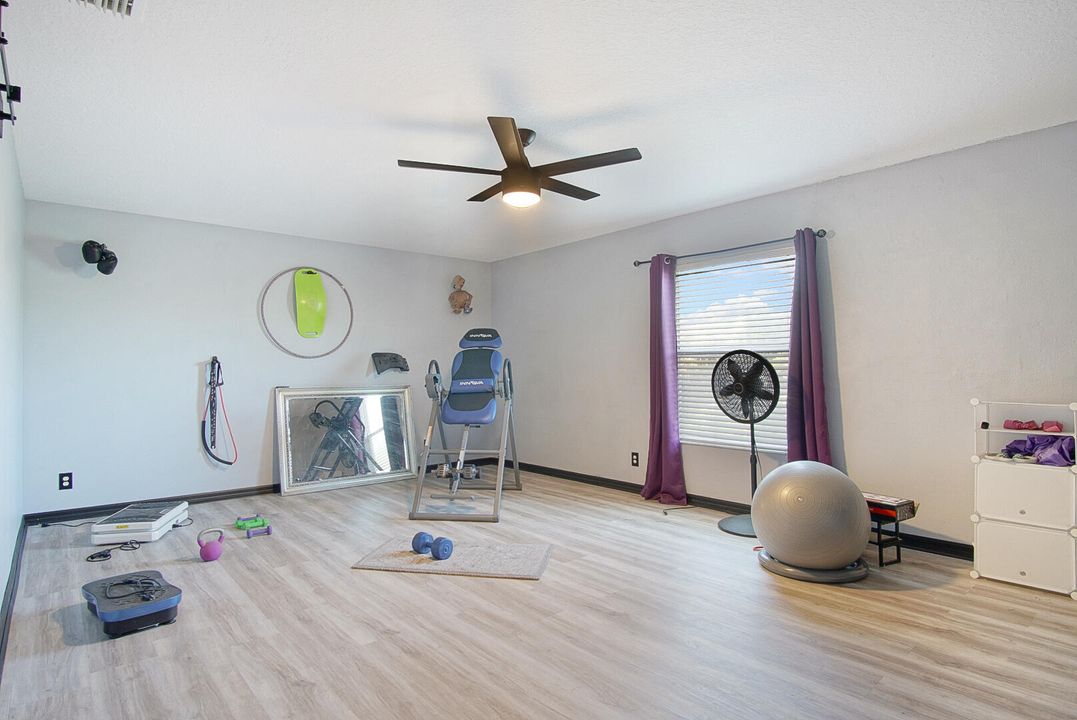 En Venta: $570,000 (4 camas, 2 baños, 3025 Pies cuadrados)