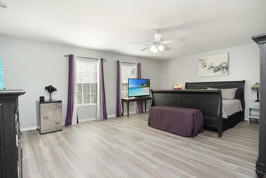 En Venta: $570,000 (4 camas, 2 baños, 3025 Pies cuadrados)