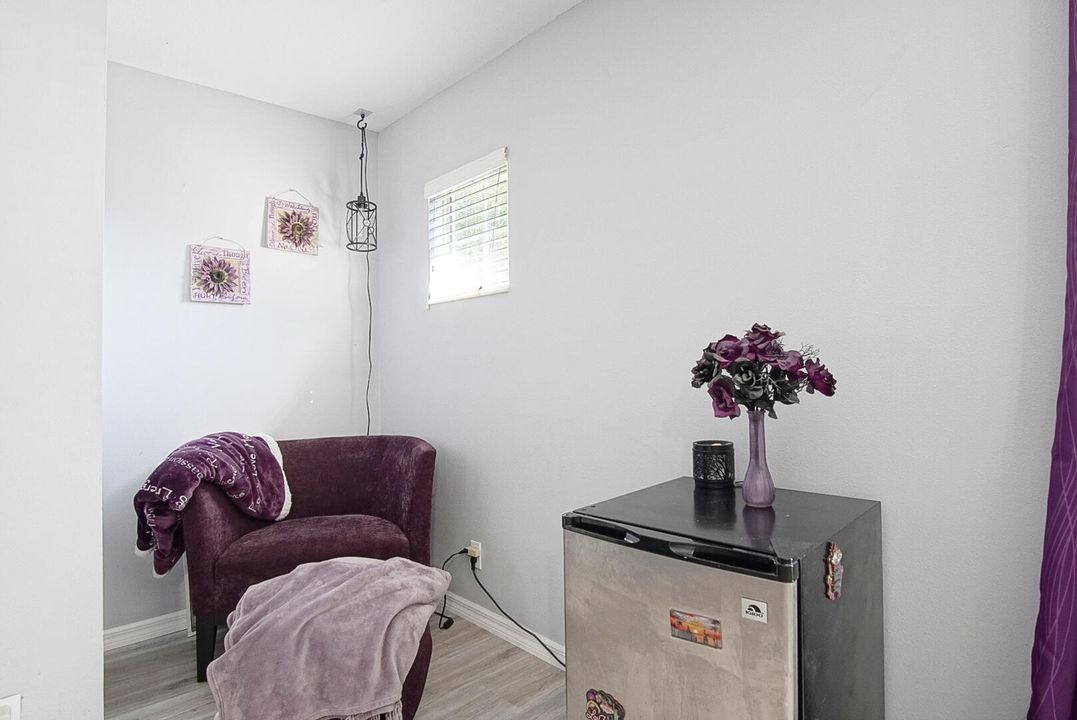 En Venta: $570,000 (4 camas, 2 baños, 3025 Pies cuadrados)