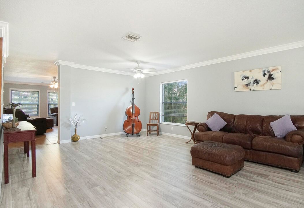 En Venta: $570,000 (4 camas, 2 baños, 3025 Pies cuadrados)