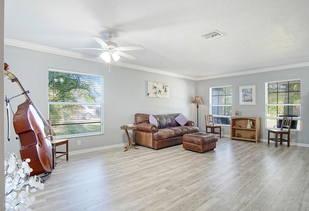 En Venta: $570,000 (4 camas, 2 baños, 3025 Pies cuadrados)