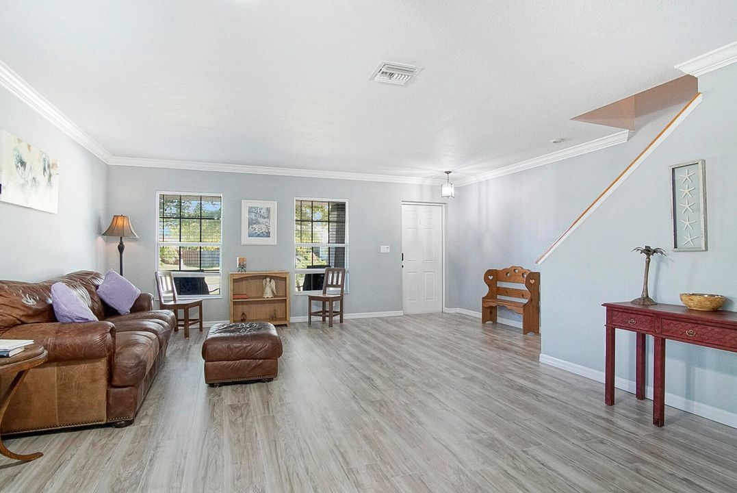 En Venta: $570,000 (4 camas, 2 baños, 3025 Pies cuadrados)