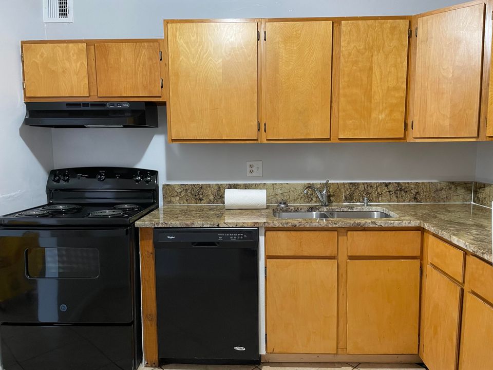 For Sale: $225,000 (2 beds, 2 baths, 995 Square Feet)