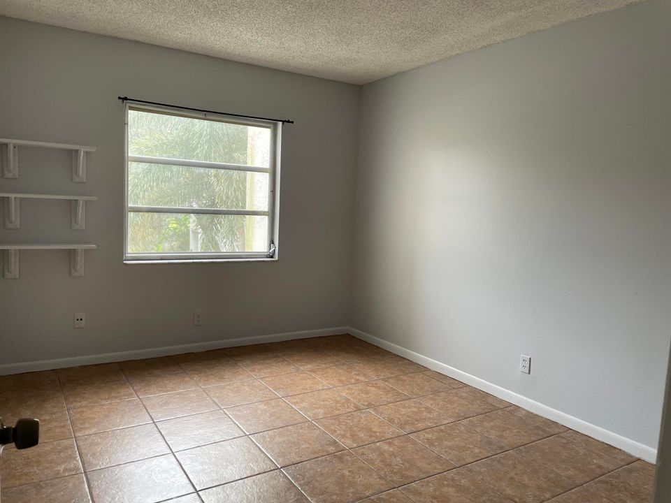 For Sale: $225,000 (2 beds, 2 baths, 995 Square Feet)