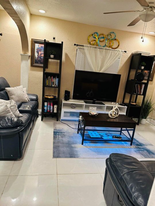 В аренду: $4,200 (3 спален, 2 ванн, 1200 Квадратных фут)