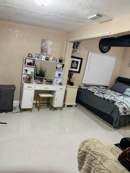 В аренду: $4,200 (3 спален, 2 ванн, 1200 Квадратных фут)