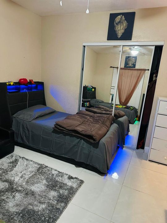 В аренду: $4,200 (3 спален, 2 ванн, 1200 Квадратных фут)