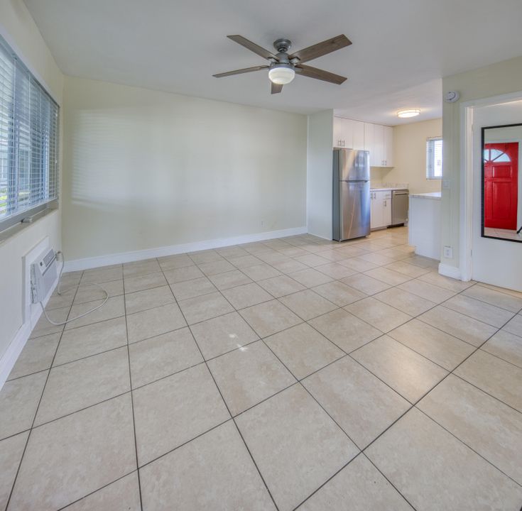 合同活跃: $1,635 (1 贝兹, 1 浴室, 750 平方英尺)