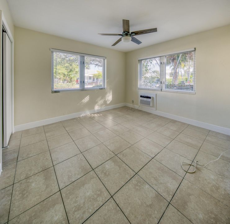 合同活跃: $1,635 (1 贝兹, 1 浴室, 750 平方英尺)