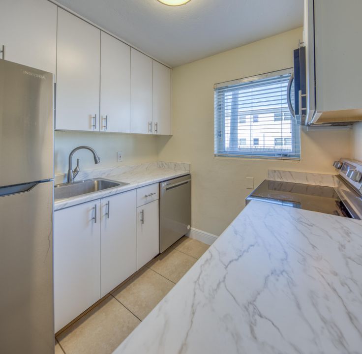 合同活跃: $1,635 (1 贝兹, 1 浴室, 750 平方英尺)