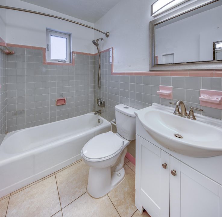 合同活跃: $1,635 (1 贝兹, 1 浴室, 750 平方英尺)