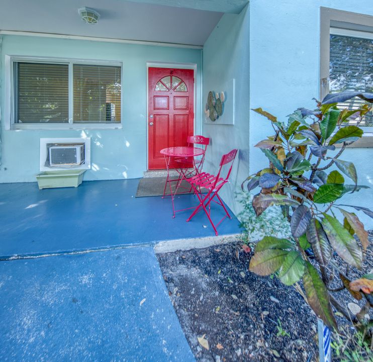 合同活跃: $1,635 (1 贝兹, 1 浴室, 750 平方英尺)