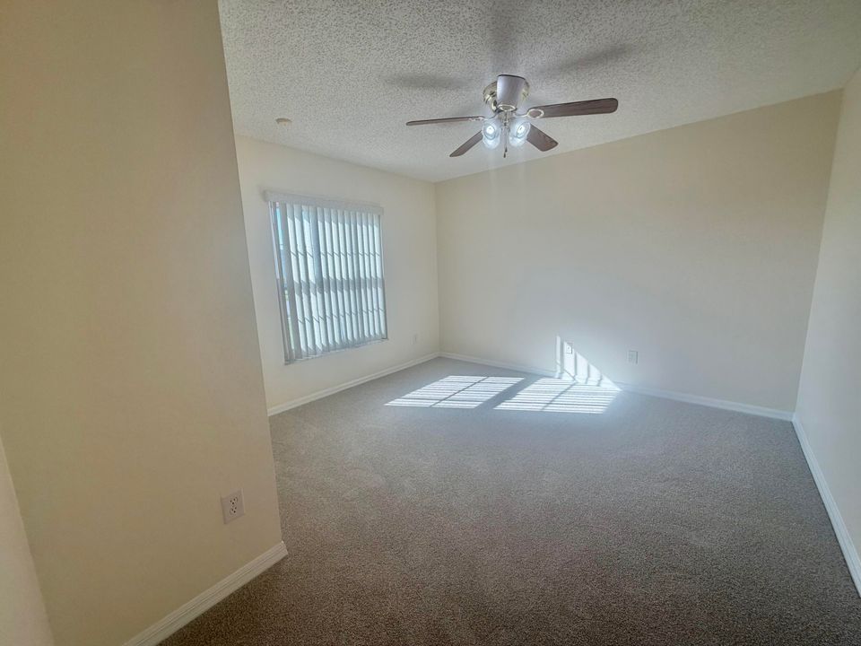 En Venta: $304,500 (4 camas, 2 baños, 1902 Pies cuadrados)