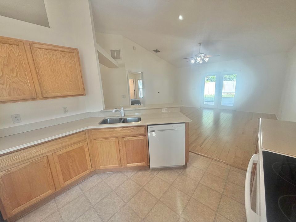 En Venta: $304,500 (4 camas, 2 baños, 1902 Pies cuadrados)