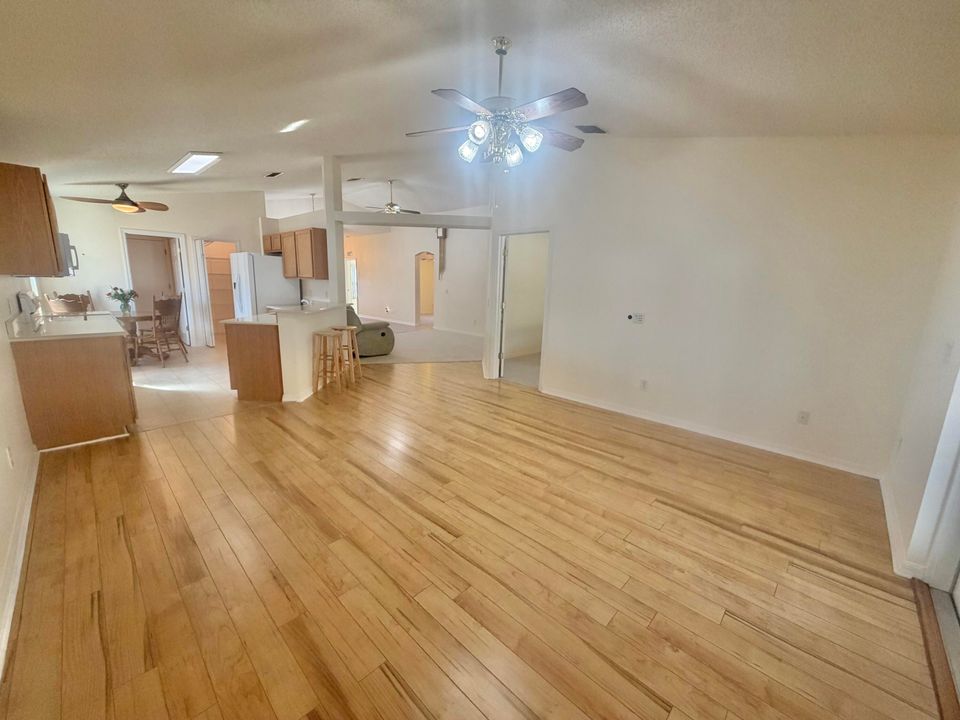 En Venta: $304,500 (4 camas, 2 baños, 1902 Pies cuadrados)