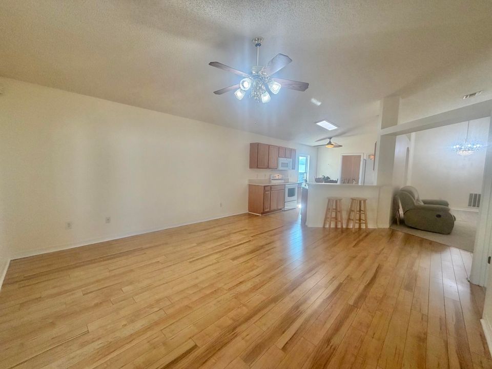 En Venta: $304,500 (4 camas, 2 baños, 1902 Pies cuadrados)