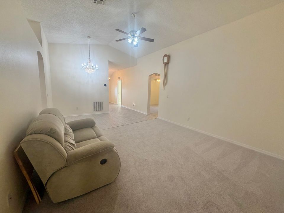 En Venta: $304,500 (4 camas, 2 baños, 1902 Pies cuadrados)