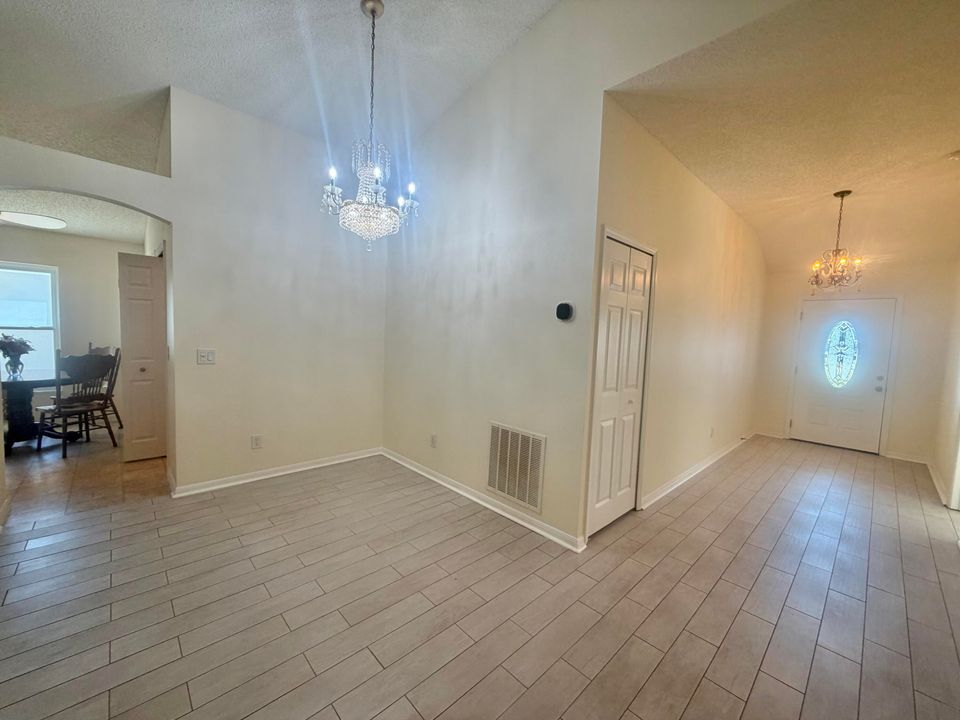 En Venta: $304,500 (4 camas, 2 baños, 1902 Pies cuadrados)