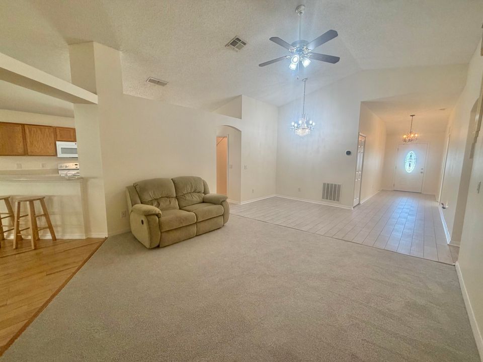 En Venta: $304,500 (4 camas, 2 baños, 1902 Pies cuadrados)