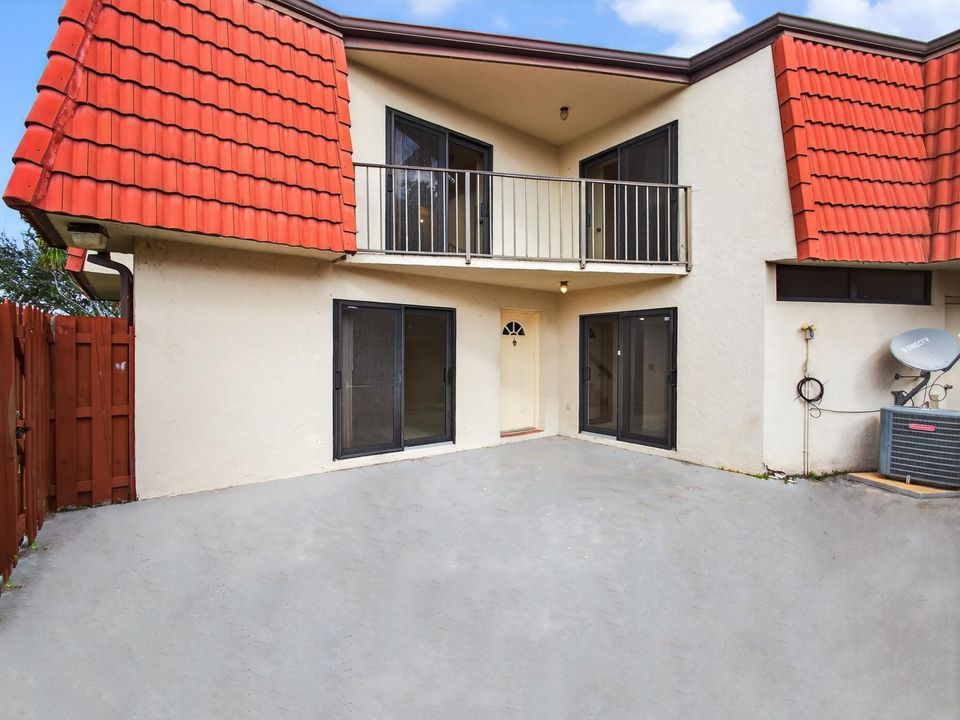 На продажу: $285,000 (2 спален, 2 ванн, 1218 Квадратных фут)